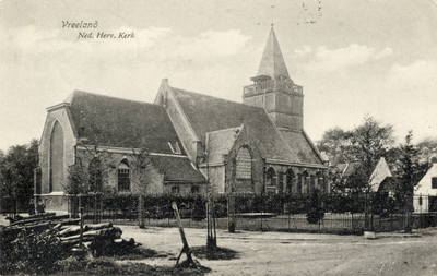 14968 Gezicht op de linker- en achtergevel van de Nederlands-Hervormde kerk (Kerkplein 1) te Vreeland. N.B. De gemeente ...